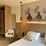 Les Orchidees , & Restaurant ホテル ヴェルダン・シュル・ムーズ