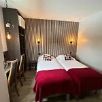 Les Orchidees , & Restaurant